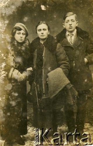 Lata 20., Włodzimierz, Polska.
Maria, w środku Barbara i Michał. Barbara była mamą Władysława Firki.
Fot. NN, zbiory Władysława i Anny Firka, reprodukcje cyfrowe w Bibliotece Polskiej im. Ignacego Domeyki w Buenos Aires (Biblioteca Polaca Ignacio Domeyko) i w Ośrodku KARTA w Warszawie 



