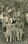 1945, Wanda, Misiones, Argentyna.
Portret rodzinny. U dołu rodzice pana Władysława Firki: Barbara Konkiewicz i Franciszek Firka, pomiędzy nimi Leon Jejer - syn siostry Marysi; stoją od lewej siostra Maria, Michał i Bronisław. Z rodzeństwa brakuje Stasia, Rozalii, Krystyny, Stefana i Władysława.
Fot. NN, zbiory Władysława i Anny Firka, reprodukcje cyfrowe w Bibliotece Polskiej im. Ignacego Domeyki w Buenos Aires (Biblioteca Polaca Ignacio Domeyko) i w Ośrodku KARTA w Warszawie 



