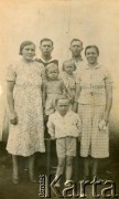 1945, Gobernador Lanusse, Misiones, Argentyna.
Osadnicy polskiego pochodzenia (od lewej) Rozalia Silezin z Andrzejem Chudym, ich syn Jan, Katarzyna Silelezin - mama Anny Firki, Eugeniusz Woronowicz, Anna i jej brat Jan Woronowicz przed domem.
Fot. NN, zbiory Władysława i Anny Firka, reprodukcje cyfrowe w Bibliotece Polskiej im. Ignacego Domeyki w Buenos Aires (Biblioteca Polaca Ignacio Domeyko) i w Ośrodku KARTA w Warszawie