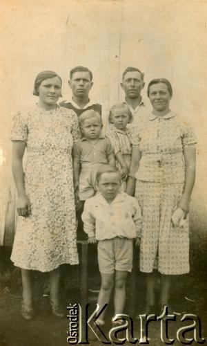 1945, Gobernador Lanusse, Misiones, Argentyna.
Osadnicy polskiego pochodzenia (od lewej) Rozalia Silezin z Andrzejem Chudym, ich syn Jan, Katarzyna Silelezin - mama Anny Firki, Eugeniusz Woronowicz, Anna i jej brat Jan Woronowicz przed domem.
Fot. NN, zbiory Władysława i Anny Firka, reprodukcje cyfrowe w Bibliotece Polskiej im. Ignacego Domeyki w Buenos Aires (Biblioteca Polaca Ignacio Domeyko) i w Ośrodku KARTA w Warszawie