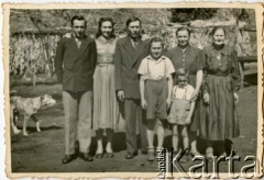 1959, Gobernador Lanusse, Misiones, Argentyna.
Rodzina Woronowiczów - Anna Firka druga od lewej.
Fot. NN, zbiory Władysława i Anny Firka, reprodukcje cyfrowe w Bibliotece Polskiej im. Ignacego Domeyki w Buenos Aires (Biblioteca Polaca Ignacio Domeyko) i w Ośrodku KARTA w Warszawie 



