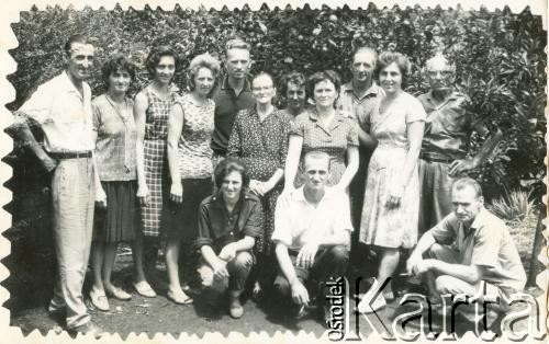 1967, Kolonia (Gobernador) Lanusse, Misiones, Argentyna.
Władysław Firka (5 od lewej), Anna Firka (3 od lewej), u dołu Rozalia Jejer, Wanda Orzeł (3 od prawej).
Fot. NN, zbiory Władysława i Anny Firka, reprodukcje cyfrowe w Bibliotece Polskiej im. Ignacego Domeyki w Buenos Aires (Biblioteca Polaca Ignacio Domeyko) i w Ośrodku KARTA w Warszawie 



