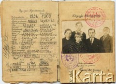 Lata 30., Babice, powiat biłgorajski, Polska.
Strona paszportu rodziny Senejko - Jerzego oraz Katarzyny Senejko wraz z dziećmi synem Jerzym i córkami Marią i Anastazją. 
Fot. NN, zbiory Anastazji Senejko, reprodukcje cyfrowe w  Bibliotece Polskiej im. Ignacego Domeyki w Buenos Aires (Biblioteca Polaca Ignacio Domeyko) i w Ośrodku KARTA w Warszawie 
