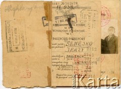 Lata 30., Babice, powiat biłgorajski, Polska.
Strona paszportu rodziny Senejko - Jerzego oraz Katarzyny Senejko wraz z dziećmi synem Jerzym i córkami Marią i Anastazją. 
Fot. NN, zbiory Anastazji Senejko, reprodukcje cyfrowe w  Bibliotece Polskiej im. Ignacego Domeyki w Buenos Aires (Biblioteca Polaca Ignacio Domeyko) i w Ośrodku KARTA w Warszawie