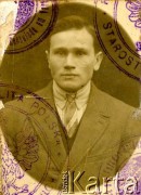 1926, Busko, Polska.
Fotografia paszportowa Henryka Surdla, urodzonego w 1899 w Biechowie koło Buska. W 1927 roku wyemigrował do Argentyny.
Fot. NN, udostępnił Umberto, reprodukcje cyfrowe w  Bibliotece Polskiej im. Ignacego Domeyki w Buenos Aires (Biblioteca Polaca Ignacio Domeyko) i w Ośrodku KARTA w Warszawie 



