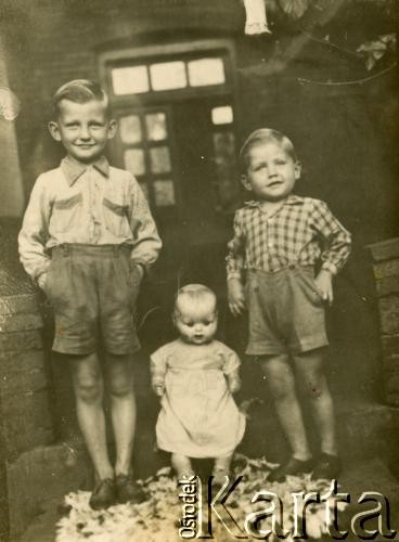 Lata 50., Azara, Misiones, Argentyna.
Luis Raczkowski (po prawej) i brat Gaspar.
Fot. NN, zbiory Józefy Raczkowski z d. Dwojak, kopie cyfrowe w Bibliotece Polskiej im. Ignacego Domeyki w Buenos Aires (Biblioteca Polaca Ignacio Domeyko) i w Ośrodku KARTA w Warszawie 
