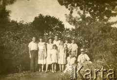 Lata 40.,Tres Capones, Misiones, Argentyna.
Rodzina Raczkowskich na swoim polu (chacra).
Fot. NN, zbiory Józefy Raczkowski z d. Dwojak, kopie cyfrowe w Bibliotece Polskiej im. Ignacego Domeyki w Buenos Aires (Biblioteca Polaca Ignacio Domeyko) i w Ośrodku KARTA w Warszawie 


