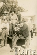 Lata 30.,Tres Capones, Misiones, Argentyna.
Mężczyźni na ciężarówce.
Fot. NN, zbiory Józefy Raczkowski z d. Dwojak, kopie cyfrowe w Bibliotece Polskiej im. Ignacego Domeyki w Buenos Aires (Biblioteca Polaca Ignacio Domeyko) i w Ośrodku KARTA w Warszawie 


