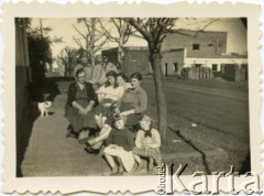 Lata 40., Azara, Misiones, Argentyna.
Rodzina Raczkowskich.
Fot. NN, zbiory Józefy Raczkowski z d. Dwojak, kopie cyfrowe w Bibliotece Polskiej im. Ignacego Domeyki w Buenos Aires (Biblioteca Polaca Ignacio Domeyko) i w Ośrodku KARTA w Warszawie 


