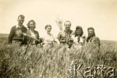 Lata 50., Azara, Misiones, Argentyna.
Druga z lewej Rosa Raczkowska z domu Dwojak prawdopodobnie z siostrami i mężem.
Fot. NN, zbiory Józefy Raczkowski z d. Dwojak, kopie cyfrowe w Bibliotece Polskiej im. Ignacego Domeyki w Buenos Aires (Biblioteca Polaca Ignacio Domeyko) i w Ośrodku KARTA w Warszawie 

