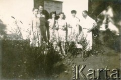 Lata 40., Azara, Misiones, Argentyna.
Siostry Raczkowskie, w środku Rosa.
Fot. NN, zbiory Józefy Raczkowski z d. Dwojak, kopie cyfrowe w Bibliotece Polskiej im. Ignacego Domeyki w Buenos Aires (Biblioteca Polaca Ignacio Domeyko) i w Ośrodku KARTA w Warszawie 


