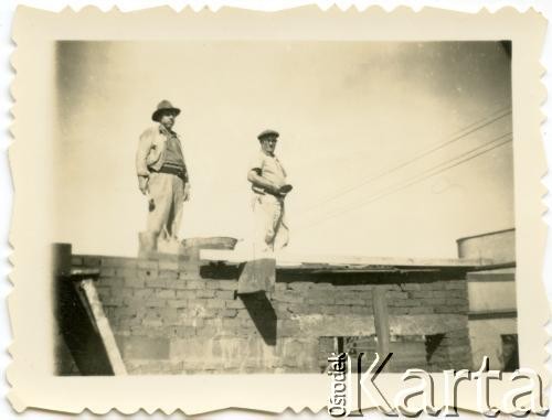 Lata 30., Azara, Misiones, Argentyna.
Budowa domu.
Fot. NN, zbiory Józefy Raczkowski z d. Dwojak, kopie cyfrowe w Bibliotece Polskiej im. Ignacego Domeyki w Buenos Aires (Biblioteca Polaca Ignacio Domeyko) i w Ośrodku KARTA w Warszawie 

