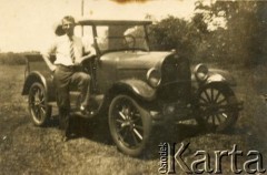 Lata 30., Azara, Misiones, Argentyna.
Mężczyzna przy samochodzie.
Fot. NN, zbiory Józefy Raczkowski z d. Dwojak, kopie cyfrowe w Bibliotece Polskiej im. Ignacego Domeyki w Buenos Aires (Biblioteca Polaca Ignacio Domeyko) i w Ośrodku KARTA w Warszawie 



 
