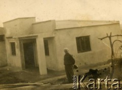 1940-1950, Azara, Misiones, Argentyna.
Prawdopodobnie Juan Dwojak przed swoim domem.
Fot. NN, zbiory Józefy Raczkowski z d. Dwojak, kopie cyfrowe w Bibliotece Polskiej im. Ignacego Domeyki w Buenos Aires (Biblioteca Polaca Ignacio Domeyko) i w Ośrodku KARTA w Warszawie 


