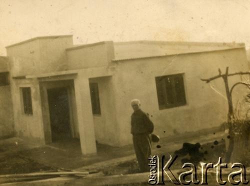 1940-1950, Azara, Misiones, Argentyna.
Prawdopodobnie Juan Dwojak przed swoim domem.
Fot. NN, zbiory Józefy Raczkowski z d. Dwojak, kopie cyfrowe w Bibliotece Polskiej im. Ignacego Domeyki w Buenos Aires (Biblioteca Polaca Ignacio Domeyko) i w Ośrodku KARTA w Warszawie 



