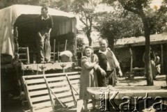 Lata 50., Azara, Misiones, Argentyna.
Przeprowadzka (?).U dołu prawopodobnie Katarzyna Dwojak z domu Sapaja i Juan Dwojak.
Fot. NN, zbiory Józefy Raczkowski z d. Dwojak, kopie cyfrowe w Bibliotece Polskiej im. Ignacego Domeyki w Buenos Aires (Biblioteca Polaca Ignacio Domeyko) i w Ośrodku KARTA w Warszawie 


