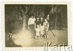 Lata 30., Azara, Misiones, Argentyna.
Rodzina Raczkowskich przed domem.
Fot. NN, zbiory Józefy Raczkowski z d. Dwojak, kopie cyfrowe w Bibliotece Polskiej im. Ignacego Domeyki w Buenos Aires (Biblioteca Polaca Ignacio Domeyko) i w Ośrodku KARTA w Warszawie 



