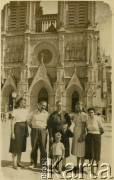 Lata 50., Lujan, Argentyna.
Podczas wycieczki do bazyliki.
Fot. NN, zbiory Józefy Raczkowski z d. Dwojak, kopie cyfrowe w Bibliotece Polskiej im. Ignacego Domeyki w Buenos Aires (Biblioteca Polaca Ignacio Domeyko) i w Ośrodku KARTA w Warszawie 



