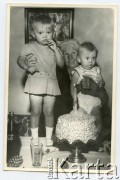 1971-1972, Apostoles, Misiones, Argentyna.
Urodziny Sereny Kołaczewski (z prawej), w środku prababcia Paulina Sawicki.
Fot. NN, zbiory Sereny Kolaczewski, reprodukcje cyfrowe w  Bibliotece Polskiej im. Ignacego Domeyki w Buenos Aires (Biblioteca Polaca Ignacio Domeyko) i w Ośrodku KARTA w Warszawie