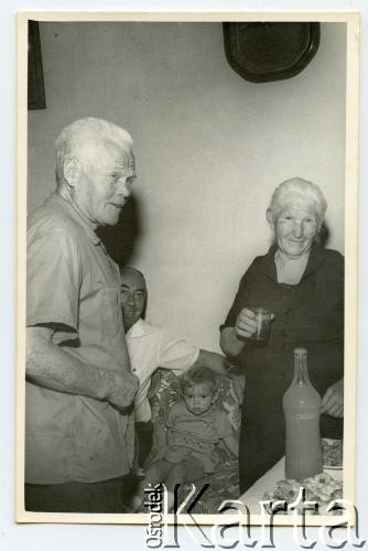 1971-1972, Apostoles, Misiones, Argentyna.
Urodziny Sereny Kołaczewski (w środku), prababcia Paulina Sawicki i Stanislaw Kołaczewski.
Fot. NN, zbiory Sereny Kolaczewski, reprodukcje cyfrowe w  Bibliotece Polskiej im. Ignacego Domeyki w Buenos Aires (Biblioteca Polaca Ignacio Domeyko) i w Ośrodku KARTA w Warszawie