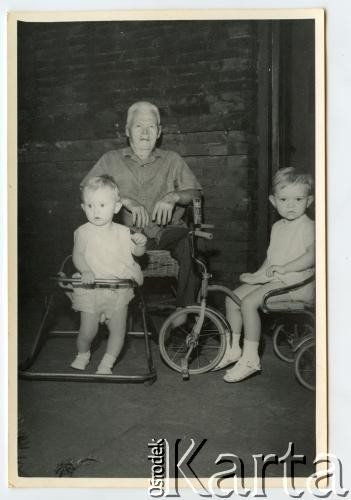 1971-1972, Apostoles, Misiones, Argentyna.
Urodziny Sereny Kołaczewski. Prababcia Paulina Sawicki. Zdjęcia wykonane w domu dziadków od strony ojca- Szeligowskich.
Fot. NN, zbiory Sereny Kolaczewski, reprodukcje cyfrowe w  Bibliotece Polskiej im. Ignacego Domeyki w Buenos Aires (Biblioteca Polaca Ignacio Domeyko) i w Ośrodku KARTA w Warszawie  

