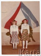 03.05.1980, Apostoles, Misiones,Argentyna.
Siostry Marlene i Serena Kołaczewski występują  w domu kultury.
Fot. NN, zbiory Sereny Kołaczewski, reprodukcje cyfrowe w  Bibliotece Polskiej im. Ignacego Domeyki w Buenos Aires (Biblioteca Polaca Ignacio Domeyko) i w Ośrodku KARTA w Warszawie