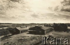 1962, Cachuera, Misiones, Argentyna.
Zabudowania wytwórni yerby. 
Fot. NN, zbiory rodziny Szychowskich, reprodukcje cyfrowe w Bibliotece Polskiej im. Ignacego Domeyki w Buenos Aires (Biblioteca Polaca Ignacio Domeyko) i w Ośrodku KARTA w Warszawie 
