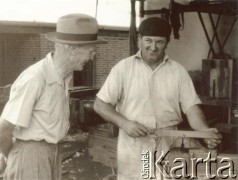 1958, Cachuera, Misiones, Argentyna.
Juan Szychowski (1890-1960, założyciel Amandy, przedsiębiorstwa produkującego yerba mate i ryż) i Jose Chimiński.
Fot. NN, zbiory rodziny Szychowskich, reprodukcje cyfrowe w Bibliotece Polskiej im. Ignacego Domeyki w Buenos Aires (Biblioteca Polaca Ignacio Domeyko) i w Ośrodku KARTA w Warszawie 
