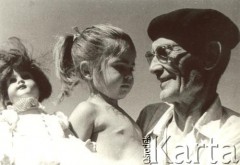 Lata 50., Cachuera, Misiones, Argentyna.
Juan Szychowski (1890-1960, założyciel Amandy, przedsiębiorstwa produkującego yerba mate i ryż) z wnuczką.
Fot. NN, zbiory rodziny Szychowskich, reprodukcje cyfrowe w Bibliotece Polskiej im. Ignacego Domeyki w Buenos Aires (Biblioteca Polaca Ignacio Domeyko) i w Ośrodku KARTA w Warszawie 
