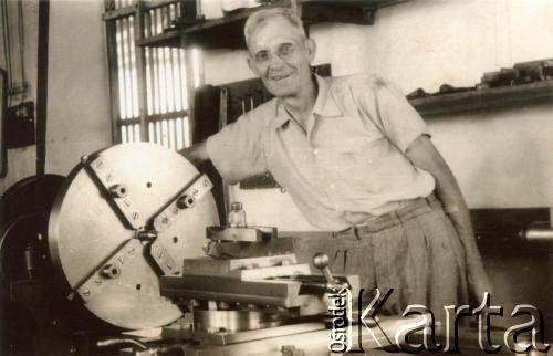 Lata 50., Cachuera, Misiones, Argentyna.
Juan Szychowski (1890-1960) - założyciel Amandy, przedsiębiorstwa produkującego yerba mate i ryż.
Fot. NN, zbiory rodziny Szychowskich, reprodukcje cyfrowe w Bibliotece Polskiej im. Ignacego Domeyki w Buenos Aires (Biblioteca Polaca Ignacio Domeyko) i w Ośrodku KARTA w Warszawie 
