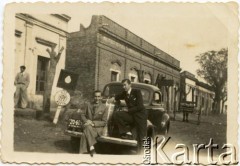 Lata 40., Apostoles, Misiones, Argentyna.
Mężczyźni przy samochodzie.
Fot. NN, zbiory rodziny Szychowskich, reprodukcje cyfrowe w Bibliotece Polskiej im. Ignacego Domeyki w Buenos Aires (Biblioteca Polaca Ignacio Domeyko) i w Ośrodku KARTA w Warszawie 
