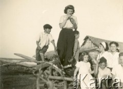 Lata 40., Cachuera, Misiones, Argentyna.
Jedna z córek Juana Szychowskiego (1890-1960, założyciela Amandy, przedsiębiorstwa produkującego yerba mate i ryż) z dziećmi.
Fot. NN, zbiory rodziny Szychowskich, reprodukcje cyfrowe w Bibliotece Polskiej im. Ignacego Domeyki w Buenos Aires (Biblioteca Polaca Ignacio Domeyko) i w Ośrodku KARTA w Warszawie 
