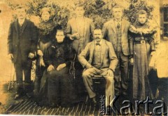 Około 1905, Apostoles, Misiones, Argentyna.
Jose Zubrzycki i Elena Szychowski, Juan Szychowski (w środku), Edifilo Szychowski i Elena Kowalski (stoją), Julian i Maria Padonowska (siedzą).
Fot. NN, zbiory rodziny Szychowskich, reprodukcje cyfrowe w Bibliotece Polskiej im. Ignacego Domeyki w Buenos Aires (Biblioteca Polaca Ignacio Domeyko) i w Ośrodku KARTA w Warszawie