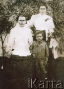 Początek XX wieku, Misiones, Argentyna.
Lidia Sobreski w dniu jej ślubu oraz Bronisława, matka Juana Szychowskiego.
Fot. NN, zbiory rodziny Szychowskich, reprodukcje cyfrowe w Bibliotece Polskiej im. Ignacego Domeyki w Buenos Aires (Biblioteca Polaca Ignacio Domeyko) i w Ośrodku KARTA w Warszawie 
