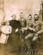 1900, Apostoles, Misiones, Argentyna.
Rodzina Szychowskich - (od prawej) Julian, Jose, Juan, Karolina i Elena.
Fot. NN, zbiory rodziny Szychowskich, reprodukcje cyfrowe w Bibliotece Polskiej im. Ignacego Domeyki w Buenos Aires (Biblioteca Polaca Ignacio Domeyko) i w Ośrodku KARTA w Warszawie 
