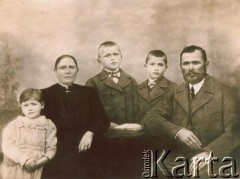 1900, Apostoles, Misiones, Argentyna.
Rodzina Szychowskich (od prawej) Julian, Jose, Juan, Karolina i Elena.
Fot. NN, zbiory rodziny Szychowskich, reprodukcje cyfrowe w Bibliotece Polskiej im. Ignacego Domeyki w Buenos Aires (Biblioteca Polaca Ignacio Domeyko) i w Ośrodku KARTA w Warszawie 

