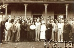 Lata 30., Apostoles, Argentyna.
Roman (piąty od lewej), Ewa w białym stroju, obok niej Jose Zubrzycki, drugi odprawej Jose Slat, pierwszy od prawej Atanowski.
Fot. NN, zbiory rodziny Szychowskich, reprodukcje cyfrowe w Bibliotece Polskiej im. Ignacego Domeyki w Buenos Aires (Biblioteca Polaca Ignacio Domeyko) i w Ośrodku KARTA w Warszawie 
