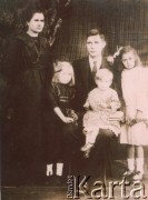 1919-1922, Cachuera, Misiones, Argentyna.
Juan i Bronisława Szychowscy z córkami - Susaną, Enricą i Lidią.
Fot. NN, zbiory rodziny Szychowskich, reprodukcje cyfrowe w Bibliotece Polskiej im. Ignacego Domeyki w Buenos Aires (Biblioteca Polaca Ignacio Domeyko) i w Ośrodku KARTA w Warszawie 

