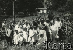 Lata 50., Cachuera, Misiones, Argentyna.
Rodzina Szychowskich na swojej posiadłości.
Fot. NN, zbiory rodziny Szychowskich, reprodukcje cyfrowe w Bibliotece Polskiej im. Ignacego Domeyki w Buenos Aires (Biblioteca Polaca Ignacio Domeyko) i w Ośrodku KARTA w Warszawie 
