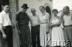Lata 50, Cachuera, Misiones, Argentyna.
Od lewej: Państwo Dwojak, Humberto Perez, Juan Szychowski, nn, Mincha Dominikow, Vincente.
Fot. NN, zbiory rodziny Szychowskich, reprodukcje cyfrowe w Bibliotece Polskiej im. Ignacego Domeyki w Buenos Aires (Biblioteca Polaca Ignacio Domeyko) i w Ośrodku KARTA w Warszawie 
