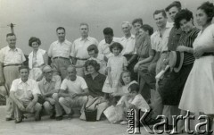 Lata 50., Cachuera, Misiones, Argentyna.
Rodzina Szychowskich z Wiktorem Ostrowskim (trzeci u dołu, od lewej). Juan drugi u dołu od lewej.
Fot. NN, zbiory rodziny Szychowskich, reprodukcje cyfrowe w Bibliotece Polskiej im. Ignacego Domeyki w Buenos Aires (Biblioteca Polaca Ignacio Domeyko) i w Ośrodku KARTA w Warszawie 
