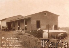 Lata 30., Cachuera, Misiones, Argentyna.
Młyn i przetwórnia ryżu w Amandzie (przedsiębiorstwie założonym przez polskiego emigranta Juana Szychowskiego).
Fot. NN, zbiory rodziny Szychowskich, reprodukcje cyfrowe w Bibliotece Polskiej im. Ignacego Domeyki w Buenos Aires (Biblioteca Polaca Ignacio Domeyko) i w Ośrodku KARTA w Warszawie 
