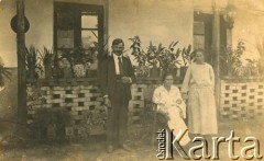 Lata 20., Cachuera, Misiones, Argentyna.
Bronisława Szychowski z Kruchowskich (w środku) z synem Edmundem, obok Maria Zdanowicz i Miguel Kruchowski (brat Bronisławy). 
Fot. NN, zbiory rodziny Szychowskich, reprodukcje cyfrowe w Bibliotece Polskiej im. Ignacego Domeyki w Buenos Aires (Biblioteca Polaca Ignacio Domeyko) i w Ośrodku KARTA w Warszawie 
