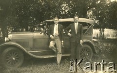 25.06.1933., Cachuera, Misiones, Argentyna.
Marcelo Kruchowski ze swoim bratankiem.
Fot. NN, zbiory rodziny Szychowskich, reprodukcje cyfrowe w Bibliotece Polskiej im. Ignacego Domeyki w Buenos Aires (Biblioteca Polaca Ignacio Domeyko) i w Ośrodku KARTA w Warszawie 
