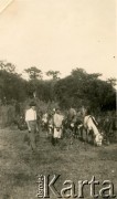 Lata 40., Cachuera, Misiones, Argentyna.
Juan Szychowski z robotnikiem.
Fot. NN, zbiory rodziny Szychowskich, reprodukcje cyfrowe w Bibliotece Polskiej im. Ignacego Domeyki w Buenos Aires (Biblioteca Polaca Ignacio Domeyko) i w Ośrodku KARTA w Warszawie 
