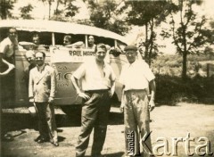 Lata 40., Cachuera, Misiones, Argentyna.
Juan Szychowski (pierwszy z prawej), w otoczeniu pracowników Amandy (przedsiębiorstwo produkujące ryż i yerba mate  założone przez polskiego emigranta Juana Szychowskiego).
Fot. NN, zbiory rodziny Szychowskich, reprodukcje cyfrowe w Bibliotece Polskiej im. Ignacego Domeyki w Buenos Aires (Biblioteca Polaca Ignacio Domeyko) i w Ośrodku KARTA w Warszawie 
