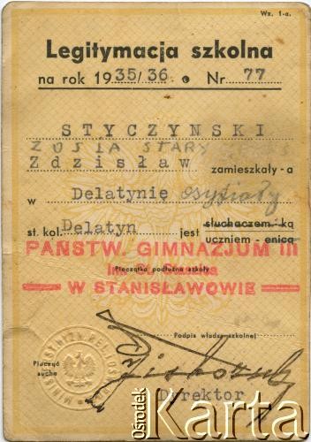 1935, Stanisławów, Polska.
Legitymacja szkolna Zdzisława Styczyńskiego, ucznia Państwowego Gimnazjum w Stanisławowie.
Fot. NN, zbiory rodziny Szychowskich, reprodukcje cyfrowe w Bibliotece Polskiej im. Ignacego Domeyki w Buenos Aires (Biblioteca Polaca Ignacio Domeyko) i w Ośrodku KARTA w Warszawie 
