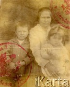 1925, prawdopopodobnie okolice Stanisławowa, Polska.
Fotografia paszportowa. Od prawej Olga Jaworska (przyjechała do Argentyny w 1926) z matką Karoliną i bratem Romanem.  
Fot. NN, zbiory Olgi Jaworskiej, reprodukcje cyfrowe w Bibliotece Polskiej im. Ignacego Domeyki w Buenos Aires (Biblioteca Polaca Ignacio Domeyko) i w Ośrodku KARTA w Warszawie 



