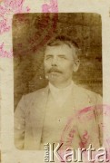 1925, prawdopopodobnie okolice Stanisławowa, Polska.
Fotografia paszportowa Józefa Jaworskiego, przyjechał do Argentyny 1926 z Horodenki, powiat stanisławowski. Józef Jaworski był ojcem Olgi Jaworskiej.
Fot. NN, zbiory Olgi Jaworskiej, reprodukcje cyfrowe w Bibliotece Polskiej im. Ignacego Domeyki w Buenos Aires (Biblioteca Polaca Ignacio Domeyko) i w Ośrodku KARTA w Warszawie 



