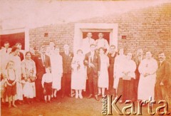 Lata 20., Misiones, Argentyna.
Ślub najstarszej siostry Olgi Jaworskiej (w środku). Na zdjęciu Olga Jaworska wraz z matką Karoliną Jaworską (druga od lewej) i brat Roman z tatą Józefem Jaworskim.
Fot. NN, zbiory Olgi Jaworskiej, reprodukcje cyfrowe w Bibliotece Polskiej im. Ignacego Domeyki w Buenos Aires (Biblioteca Polaca Ignacio Domeyko) i w Ośrodku KARTA w Warszawie 



